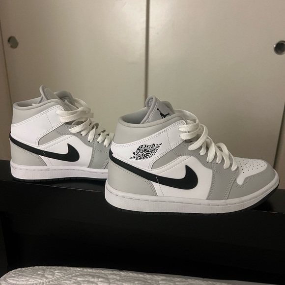 Air Jordan 1 mid smoke grey - Picture 1 of 10